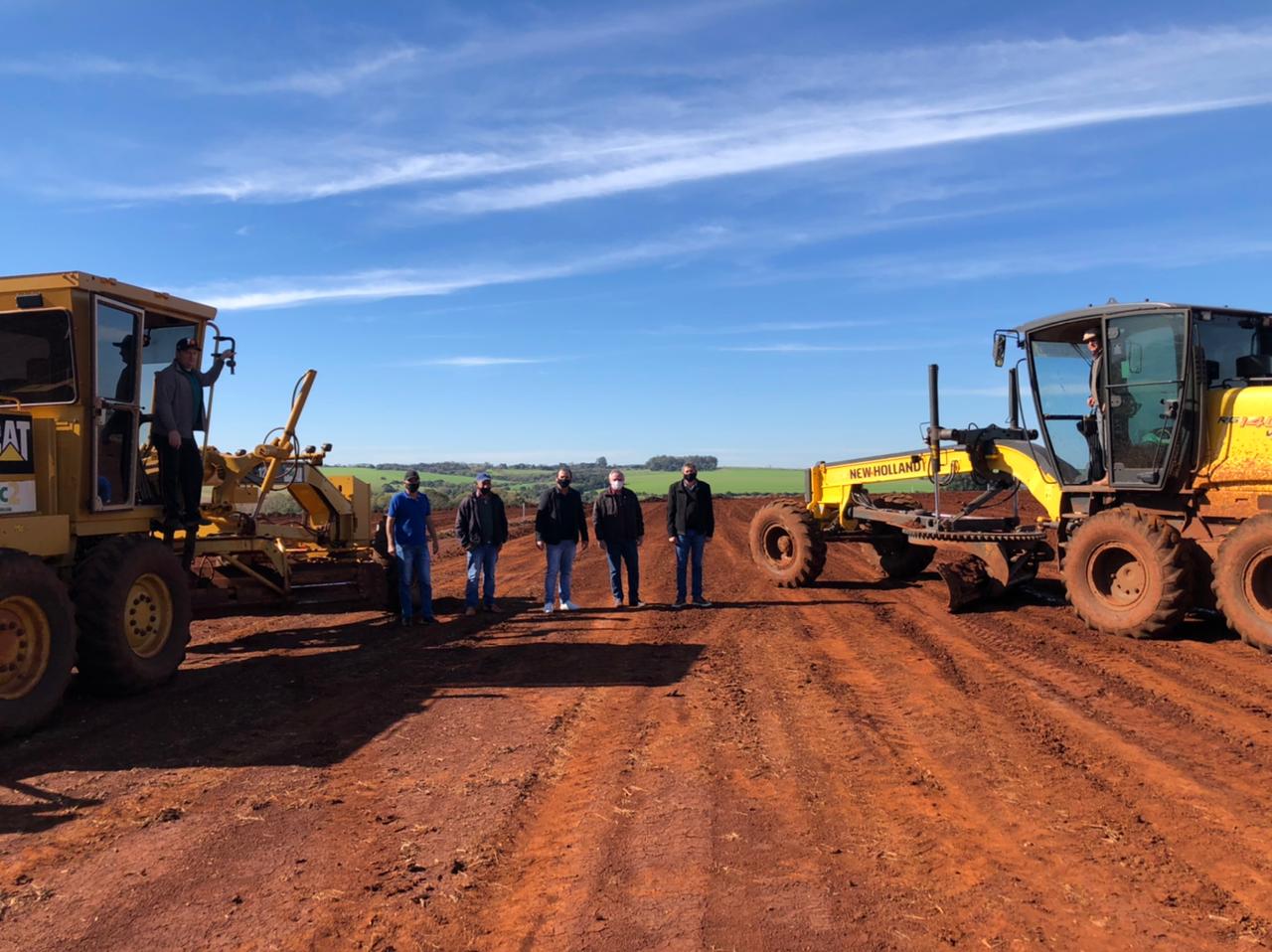  Governo Municipal acompanha terraplanagem na Área Empresarial 2